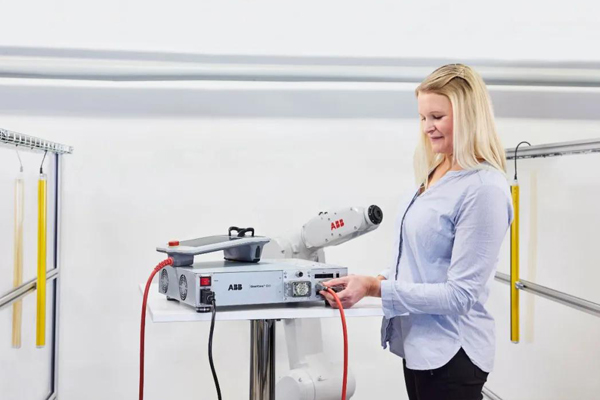 重磅新品！ABB推出新款機器人控制器，助力更快、更節(jié)能、可擴展的制造需求